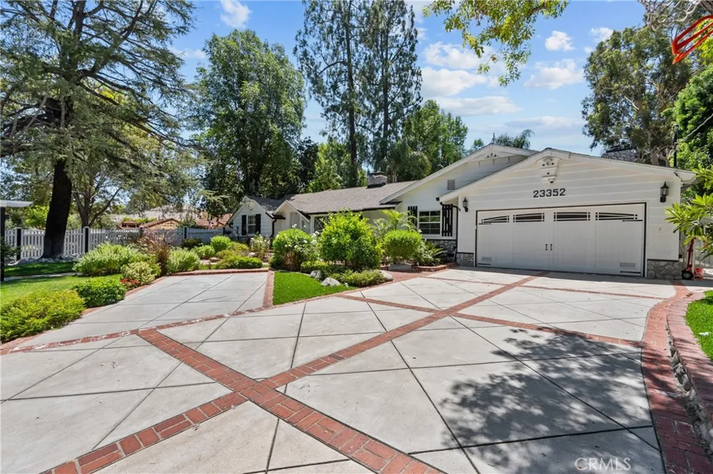 23352 Ostronic Woodland Hills, CA 91367