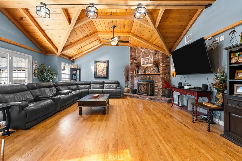 23352 Ostronic Woodland Hills, CA 91367