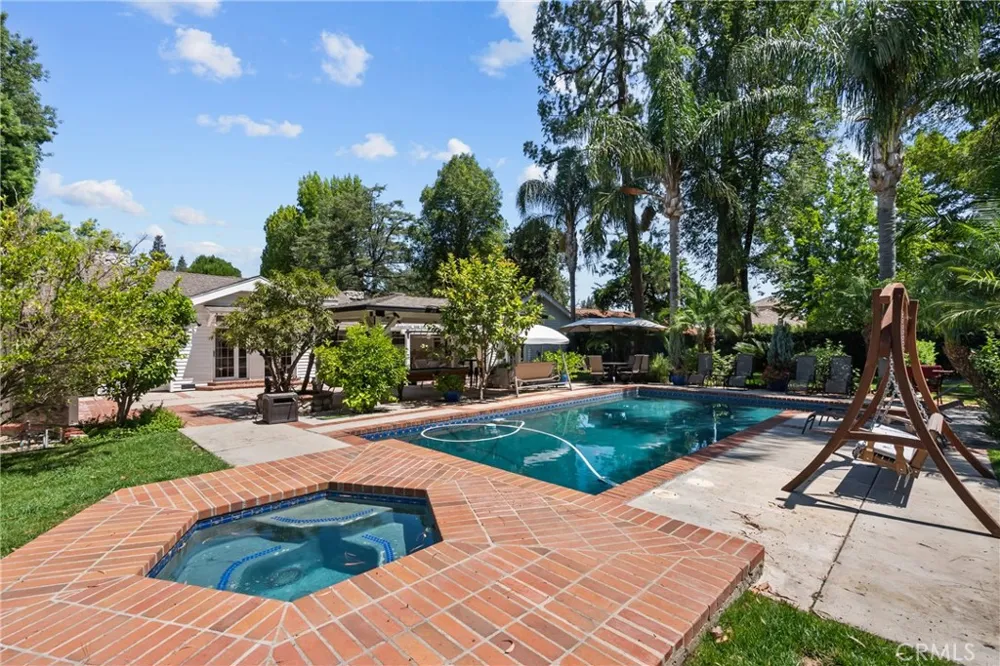 23352 Ostronic Woodland Hills, CA 91367