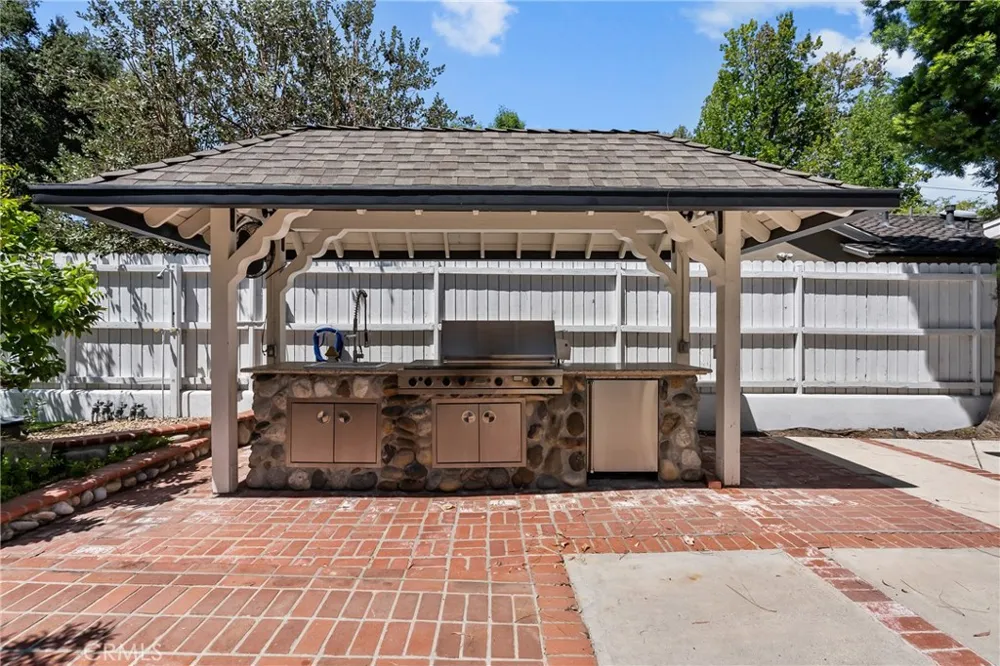 23352 Ostronic Woodland Hills, CA 91367