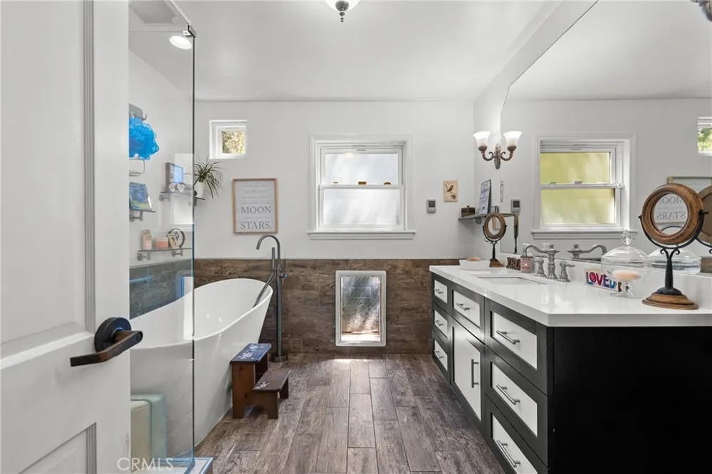 23352 Ostronic Woodland Hills, CA 91367