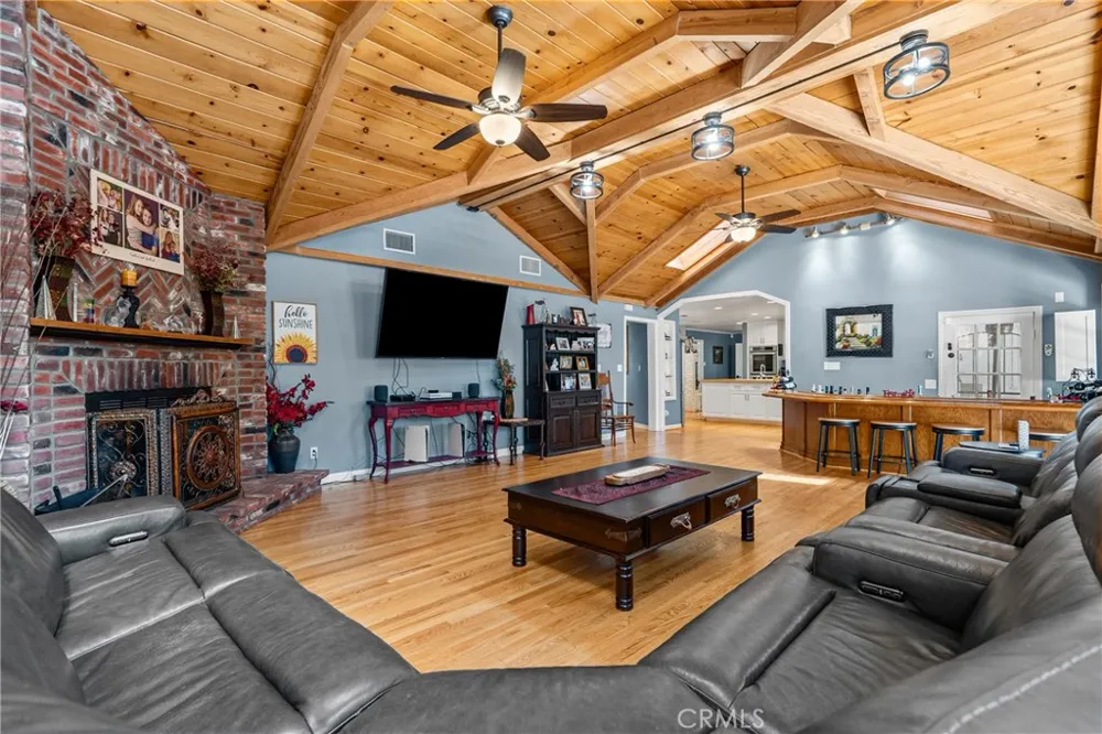 23352 Ostronic Woodland Hills, CA 91367