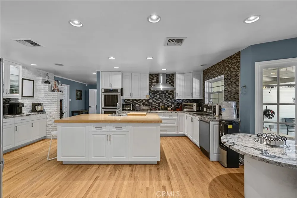 23352 Ostronic Woodland Hills, CA 91367
