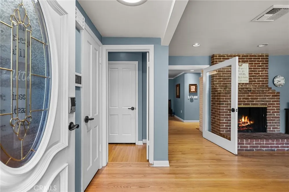23352 Ostronic Woodland Hills, CA 91367