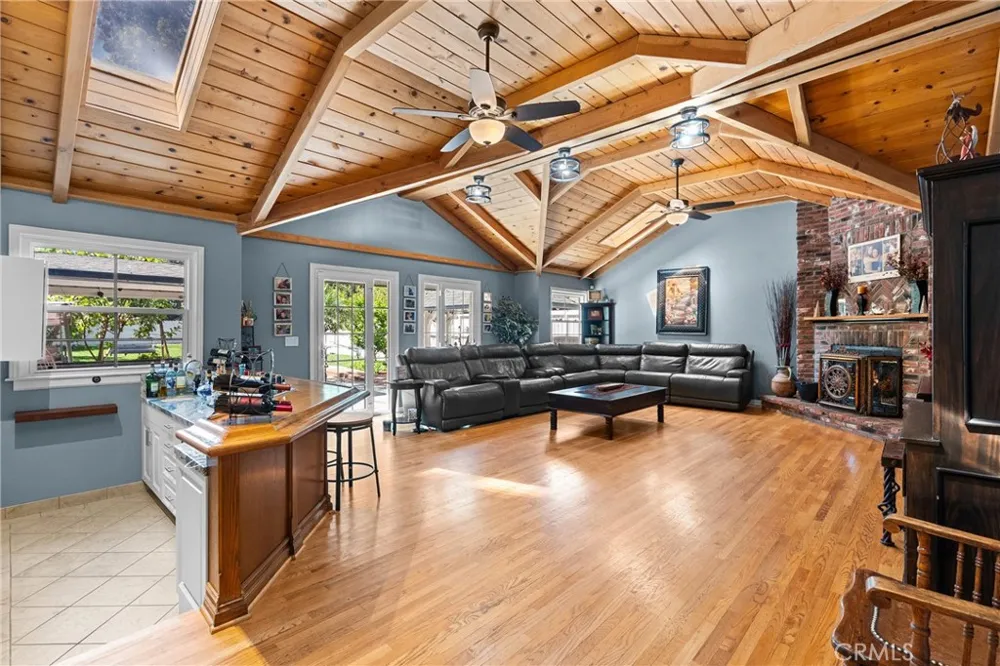 23352 Ostronic Woodland Hills, CA 91367
