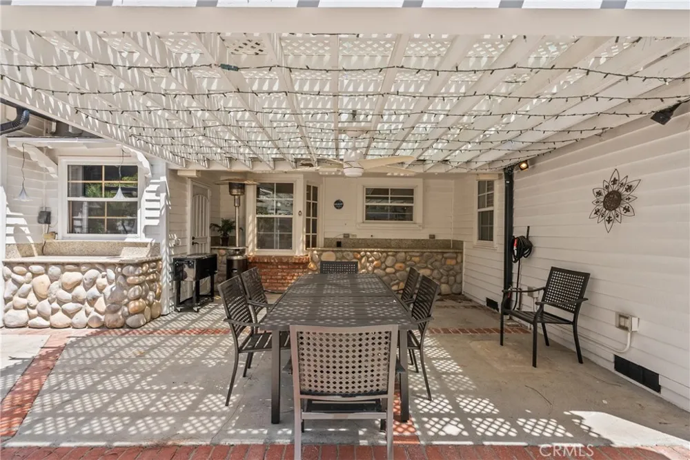 23352 Ostronic Woodland Hills, CA 91367