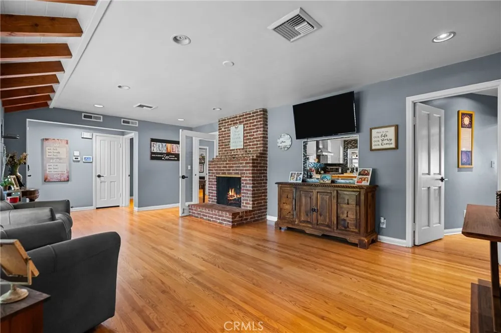 23352 Ostronic Woodland Hills, CA 91367