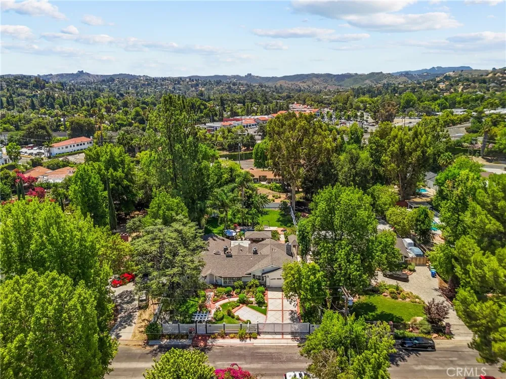 23352 Ostronic Woodland Hills, CA 91367