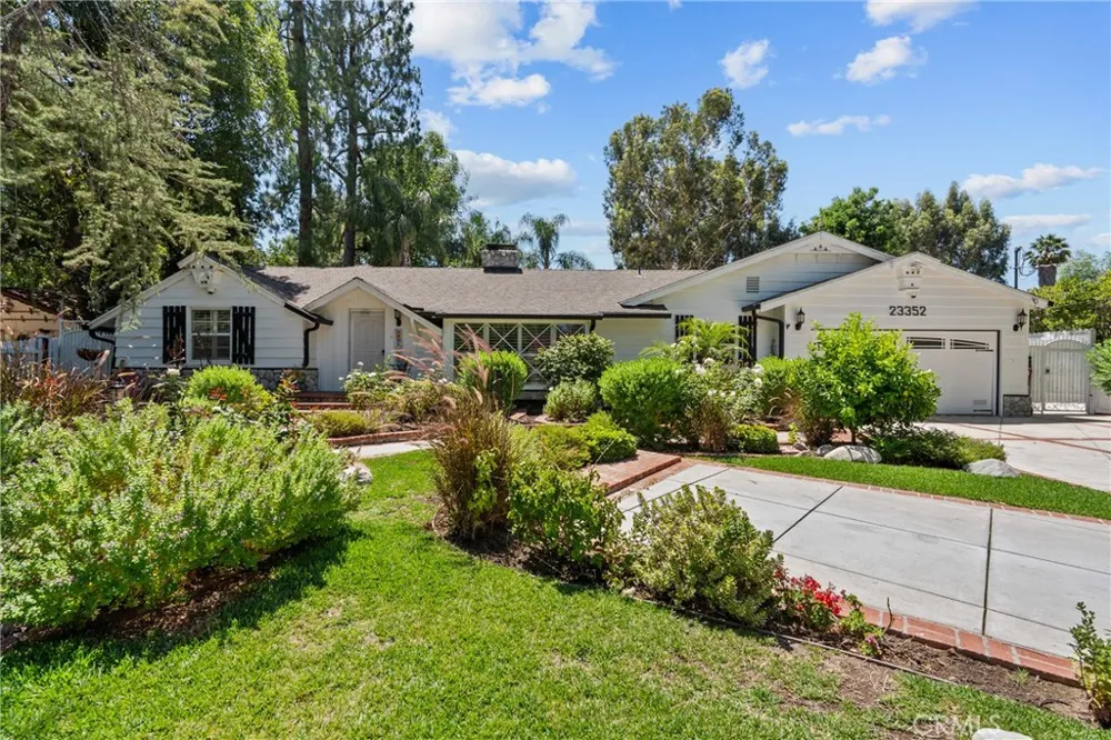 23352 Ostronic Woodland Hills, CA 91367