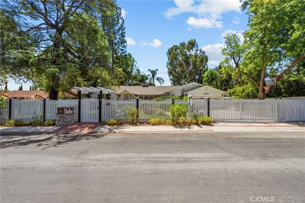 23352 Ostronic Woodland Hills, CA 91367