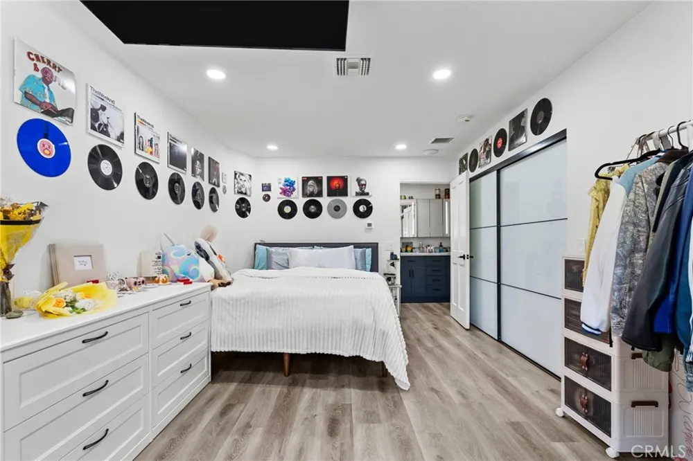 23352 Ostronic Woodland Hills, CA 91367