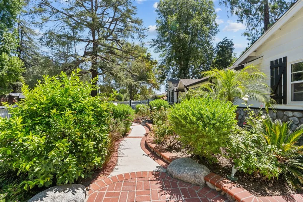 23352 Ostronic Woodland Hills, CA 91367
