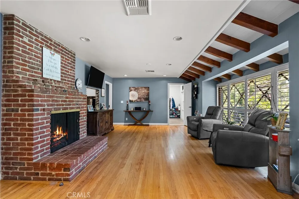 23352 Ostronic Woodland Hills, CA 91367