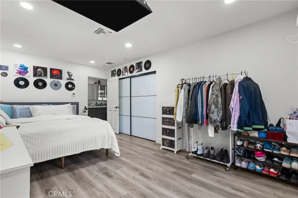 23352 Ostronic Woodland Hills, CA 91367