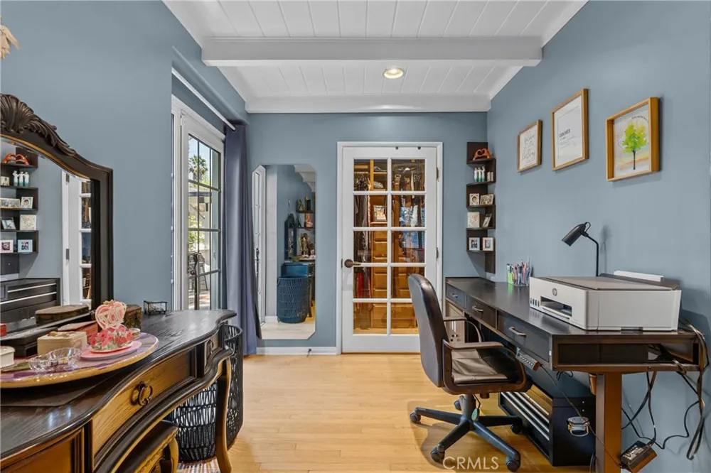 23352 Ostronic Woodland Hills, CA 91367