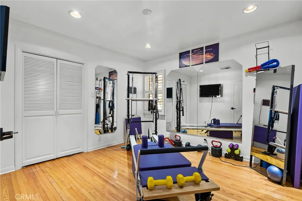 23352 Ostronic Woodland Hills, CA 91367
