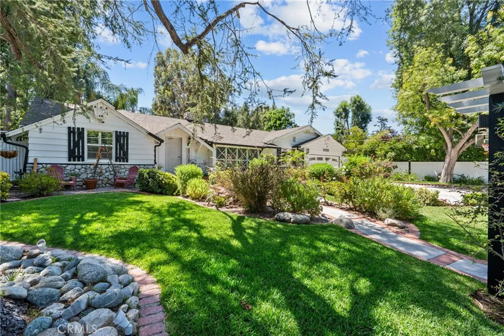 23352 Ostronic Woodland Hills, CA 91367