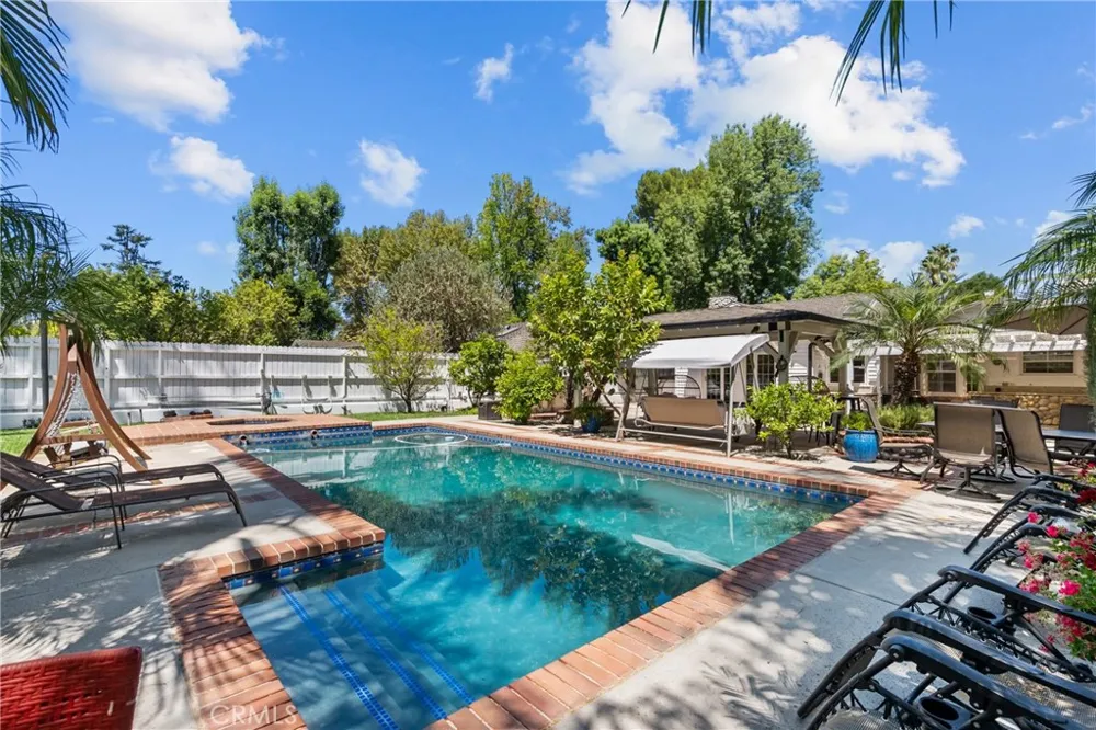23352 Ostronic Woodland Hills, CA 91367