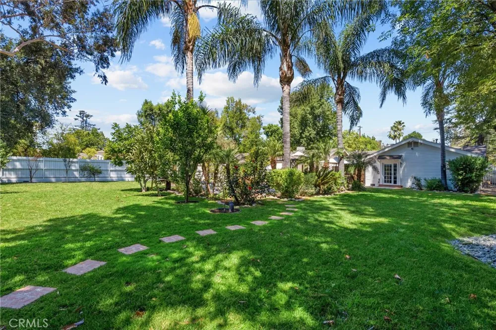 23352 Ostronic Woodland Hills, CA 91367