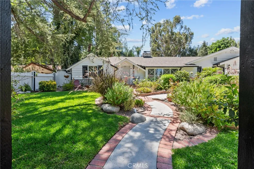23352 Ostronic Woodland Hills, CA 91367