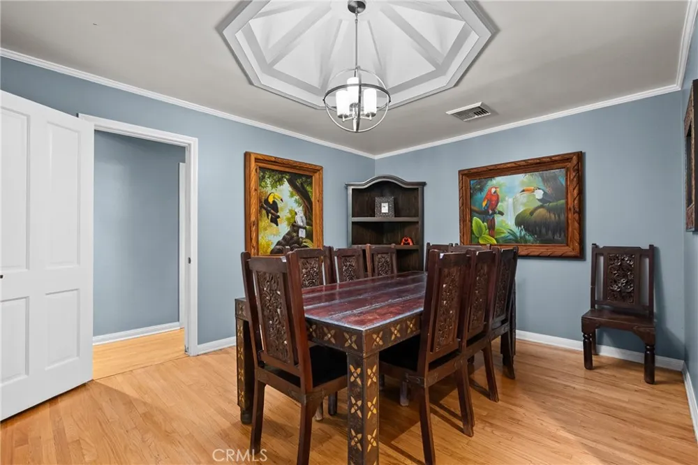 23352 Ostronic Woodland Hills, CA 91367