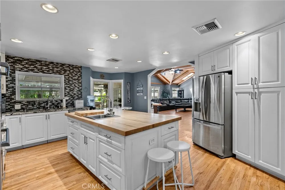 23352 Ostronic Woodland Hills, CA 91367