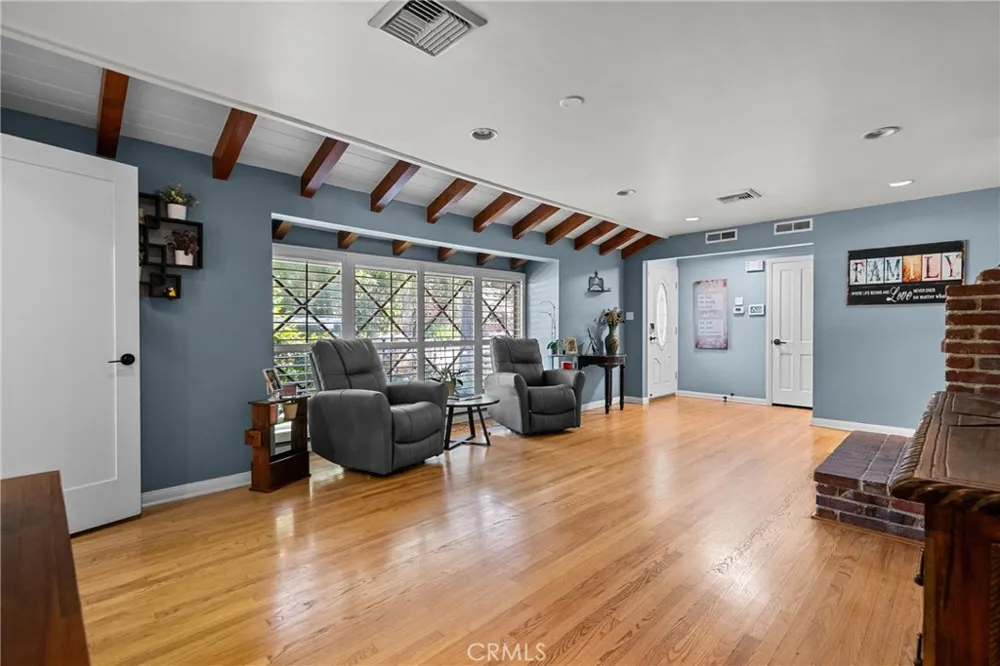 23352 Ostronic Woodland Hills, CA 91367