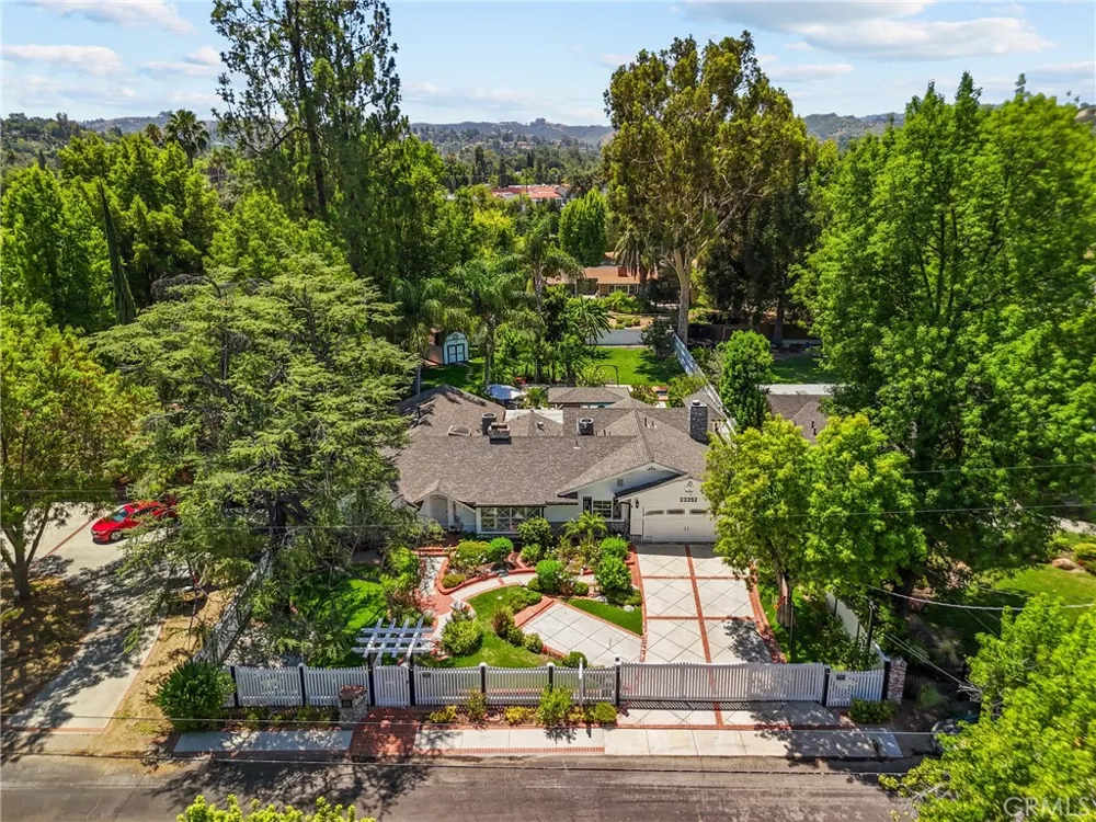 23352 Ostronic Woodland Hills, CA 91367