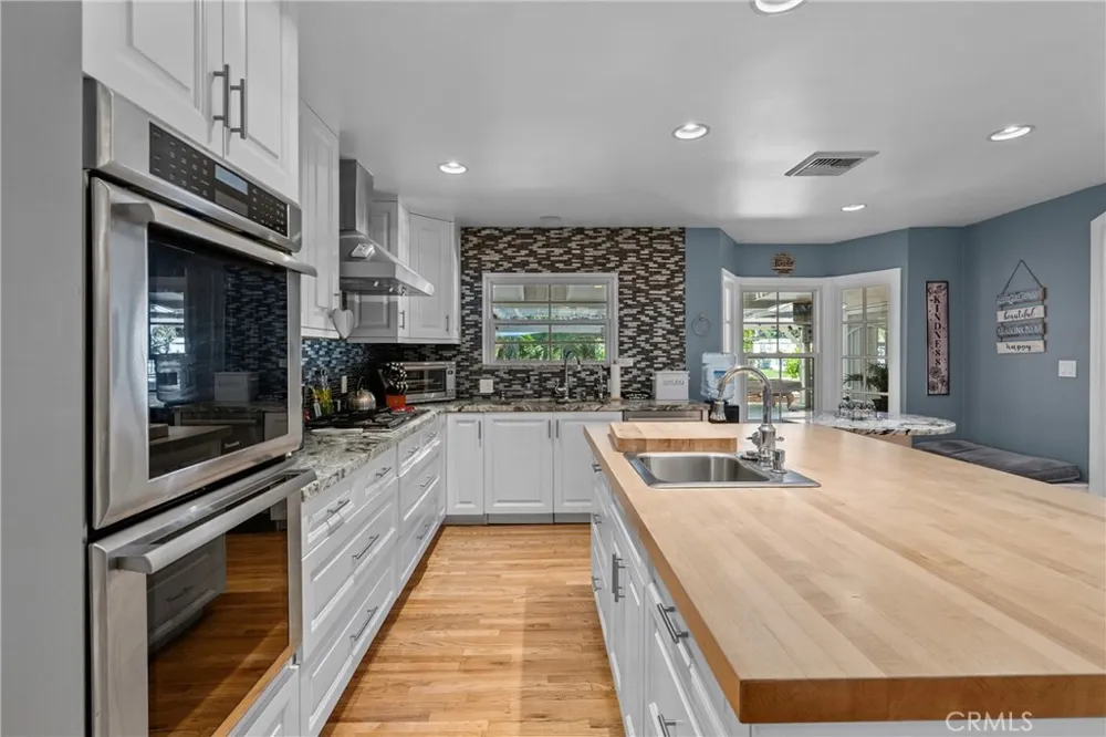 23352 Ostronic Woodland Hills, CA 91367