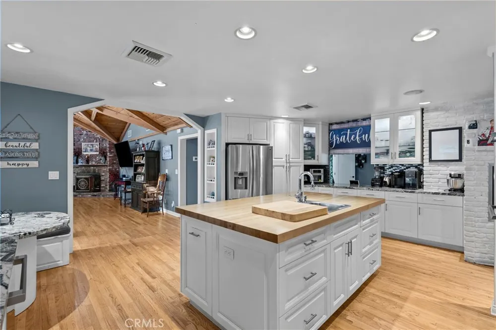 23352 Ostronic Woodland Hills, CA 91367
