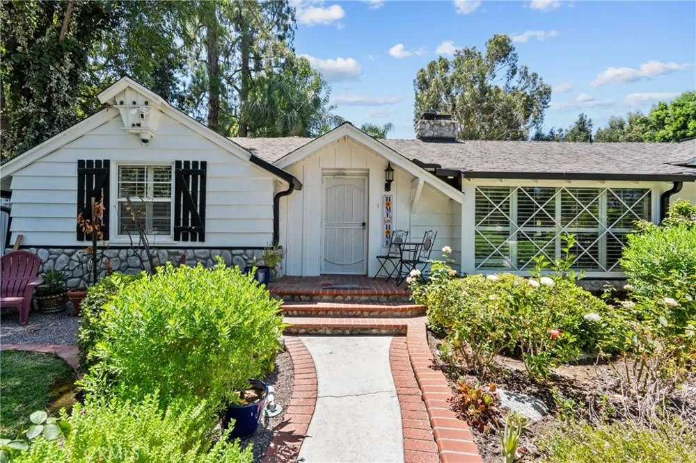 23352 Ostronic Woodland Hills, CA 91367