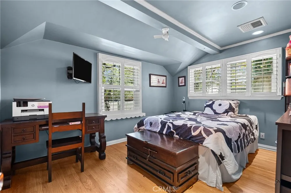 23352 Ostronic Woodland Hills, CA 91367