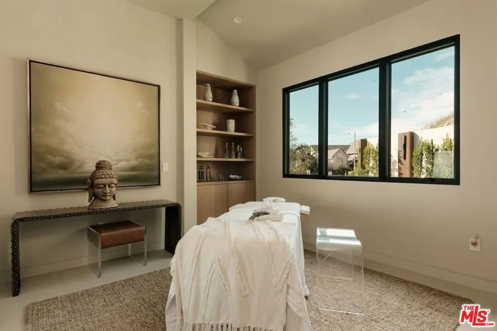 19378 Lemmer Drive Tarzana, CA 91356