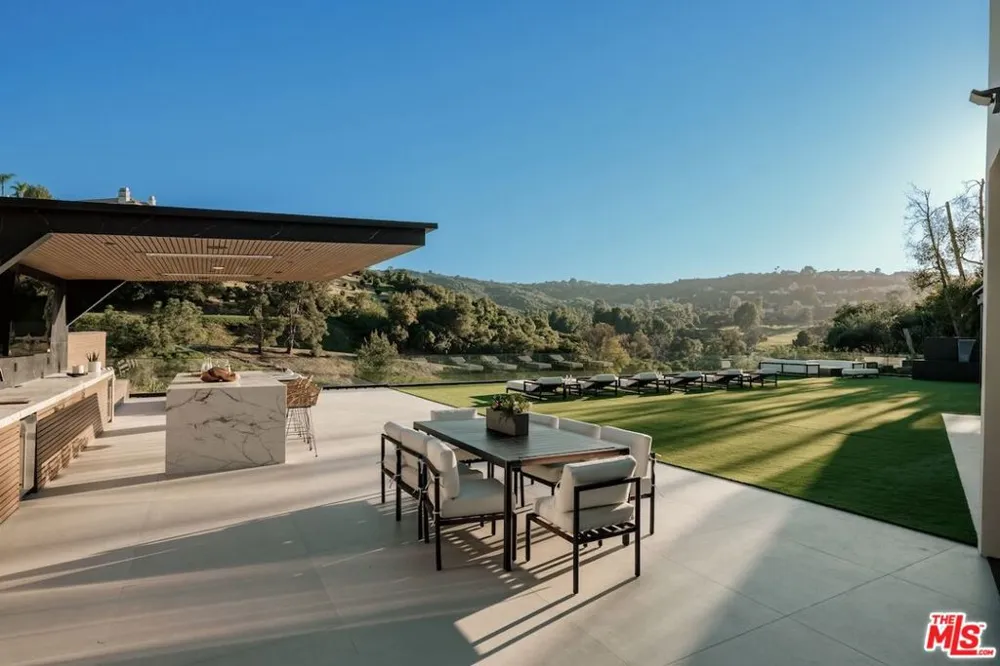 19378 Lemmer Drive Tarzana, CA 91356