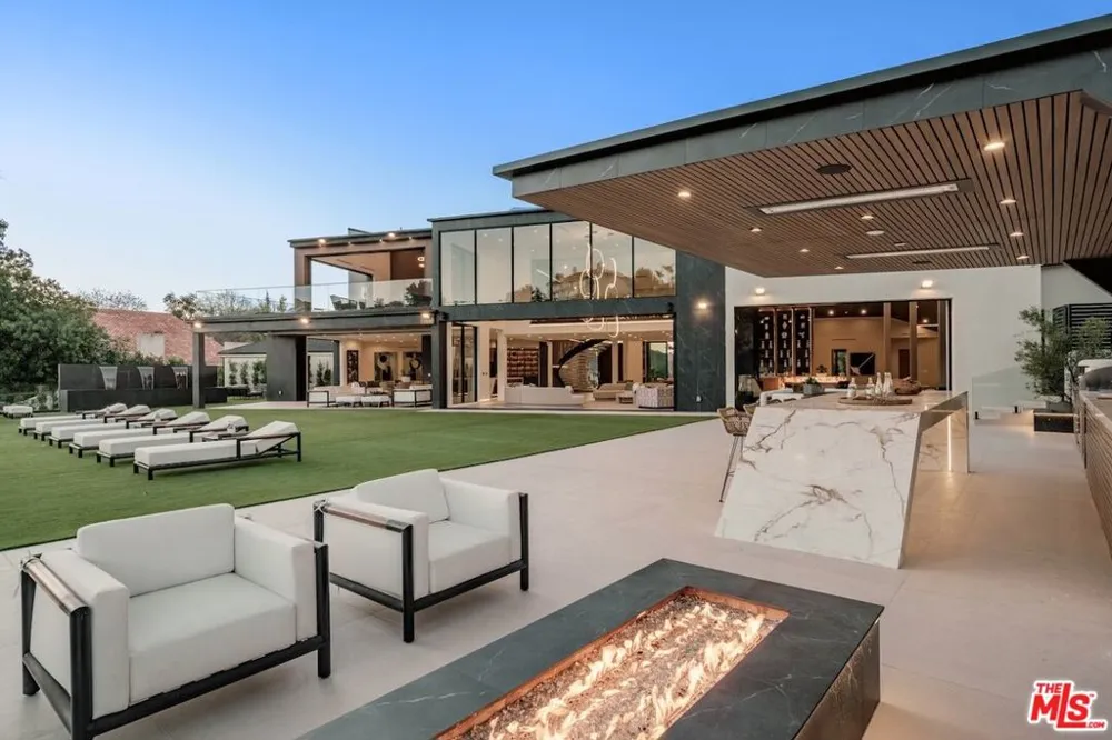 19378 Lemmer Drive Tarzana, CA 91356