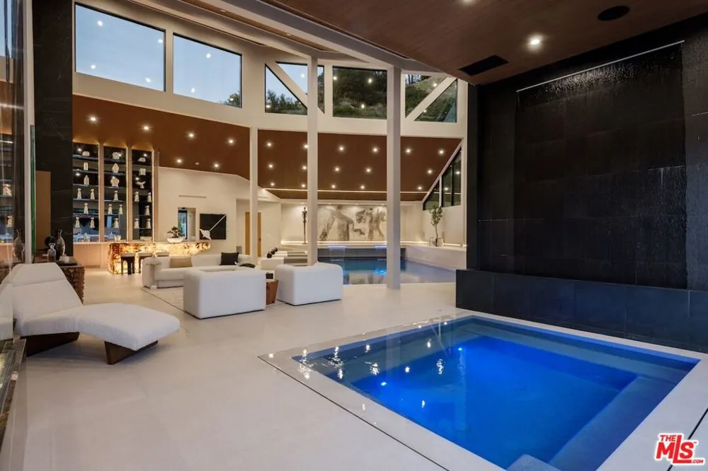 19378 Lemmer Drive Tarzana, CA 91356