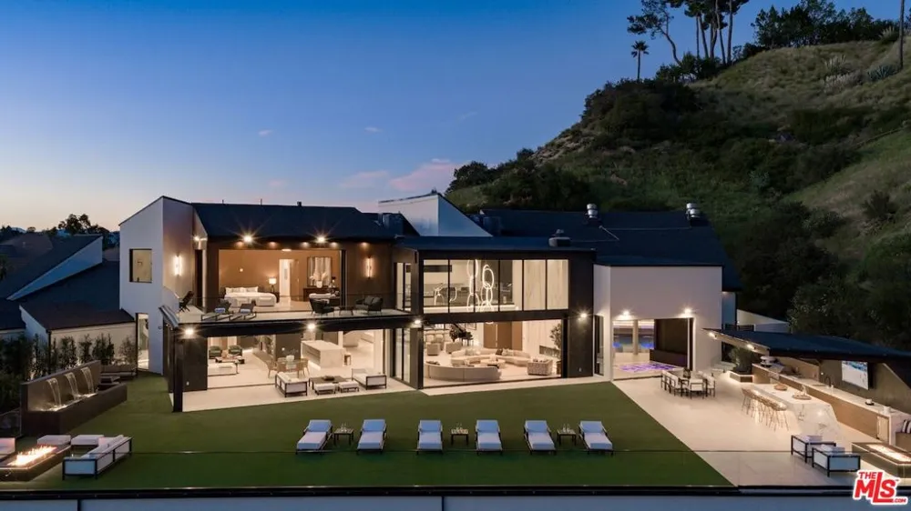 19378 Lemmer Drive Tarzana, CA 91356