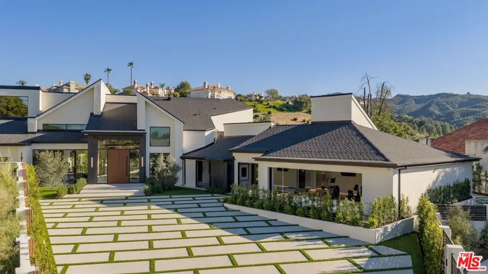 19378 Lemmer Drive Tarzana, CA 91356