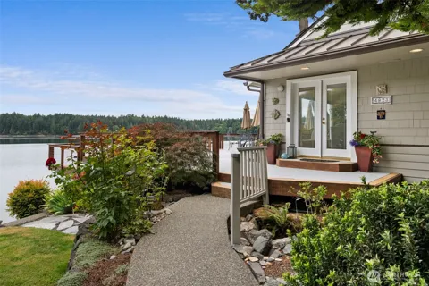 4923 Sunrise Beach Road NW