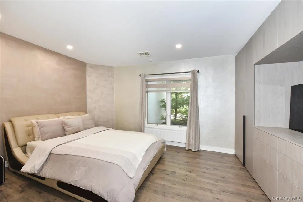 345 Heather Lane Hewlett Harbor, NY 11557