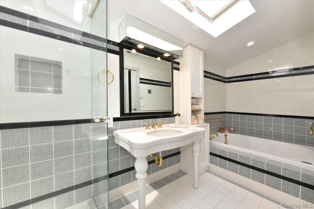 345 Heather Lane Hewlett Harbor, NY 11557