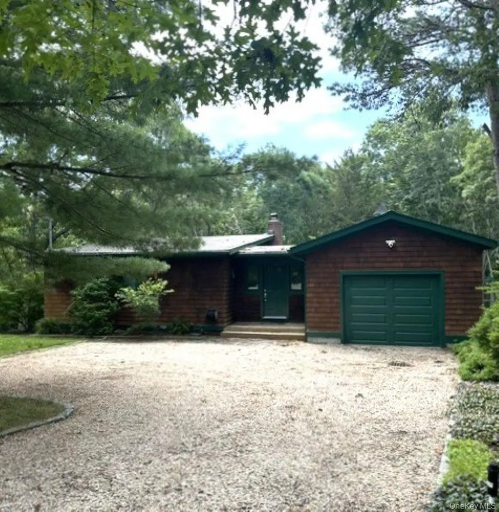44 Lynn Avenue Hampton Bays, NY 11946