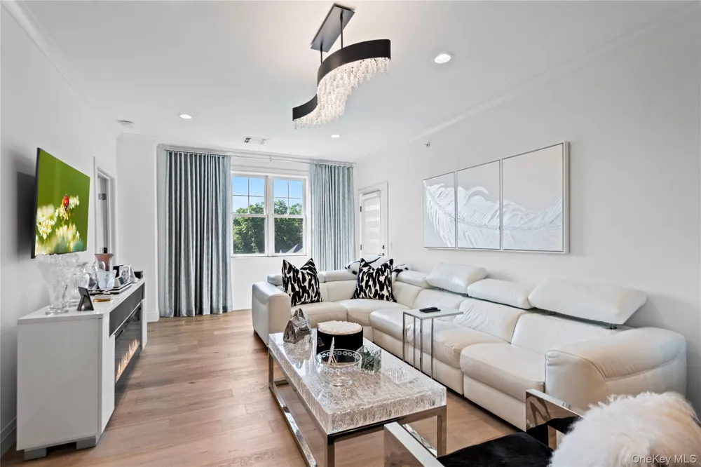 19303 Aspenwood Drive Plainview, NY 11803