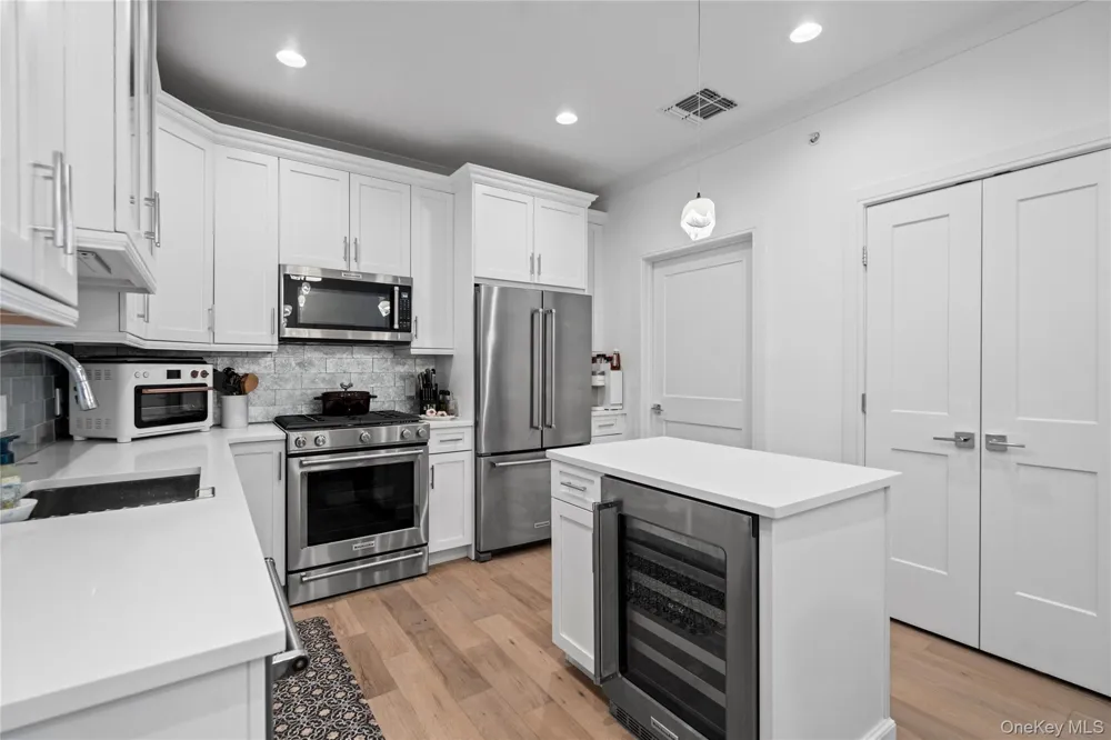 19303 Aspenwood Drive Plainview, NY 11803
