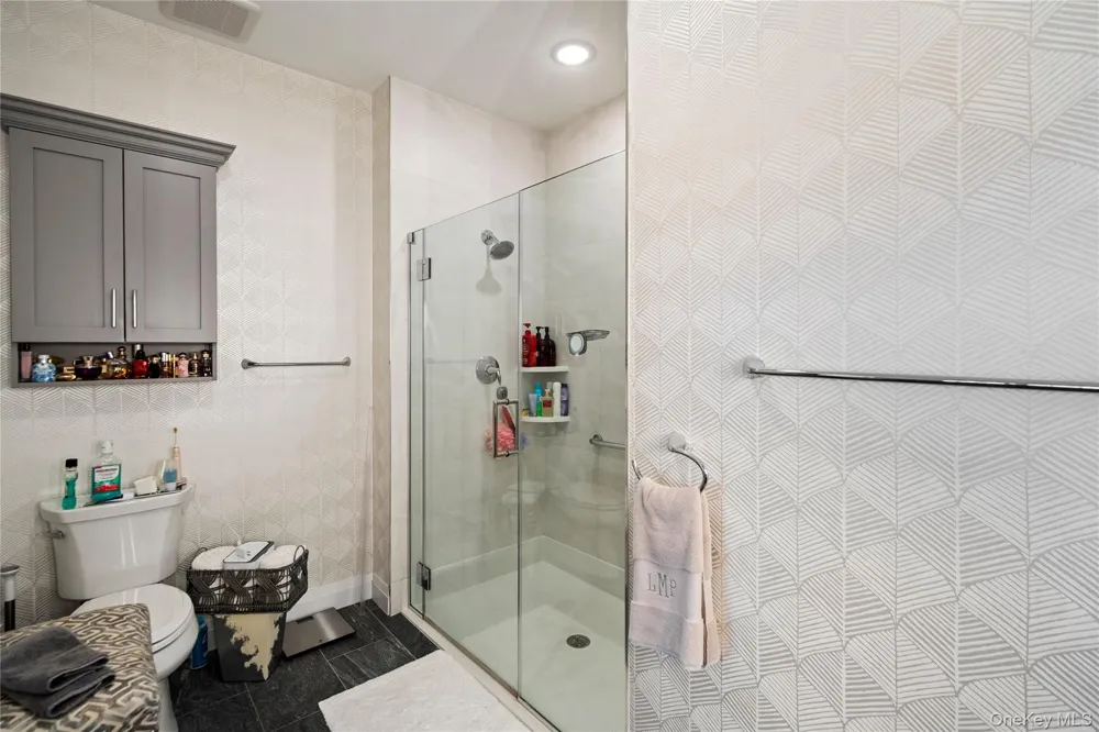19303 Aspenwood Drive Plainview, NY 11803