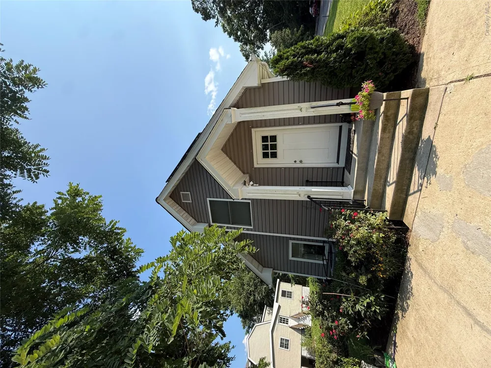 16 Oak Avenue Riverhead, NY 11901