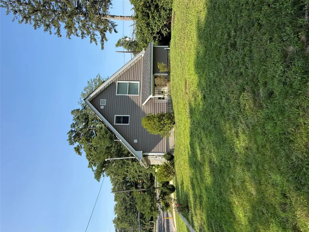 16 Oak Avenue Riverhead, NY 11901