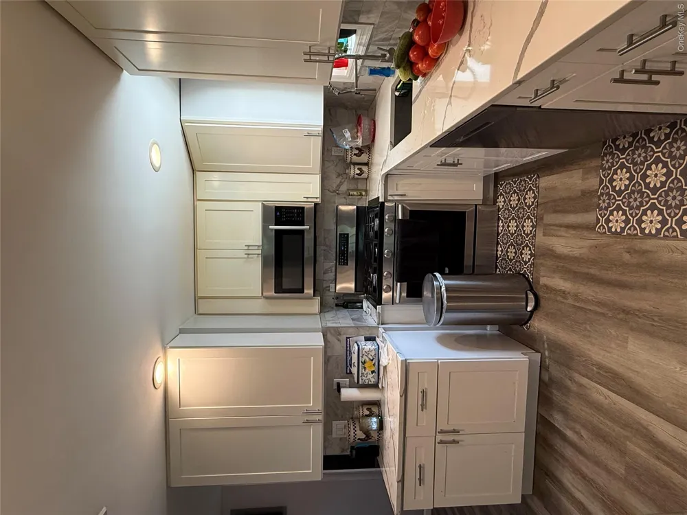 16 Oak Avenue Riverhead, NY 11901