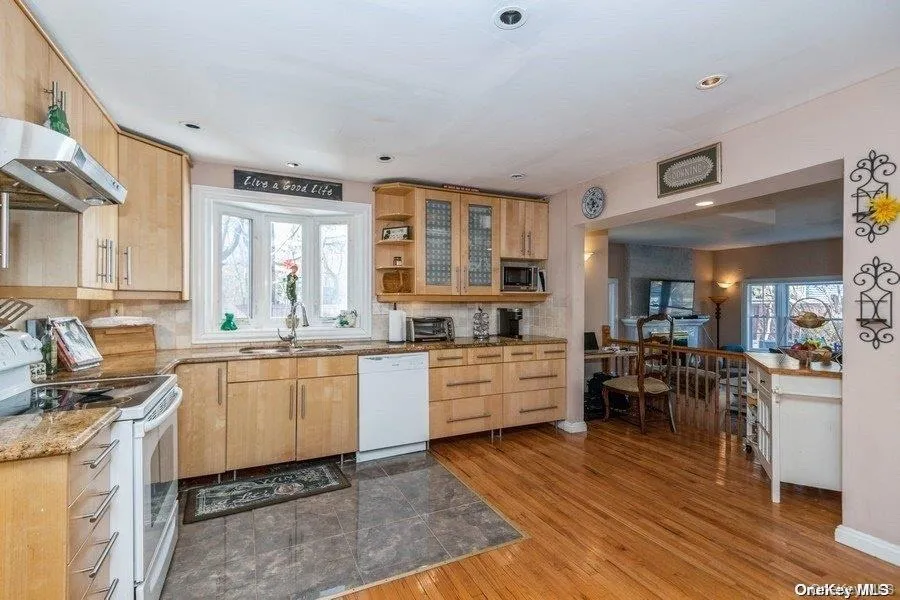 93 Beacon Hill Road Port Washington, NY 11050