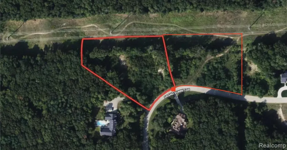 9373 Grand Summit Drive #26 & 27 Fenton, MI 48430